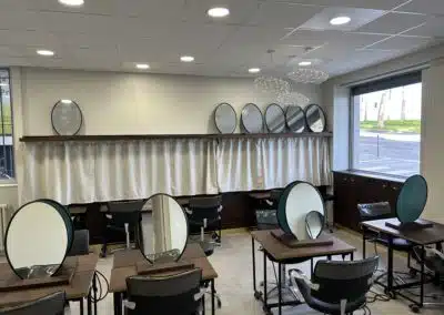 Lieu de réception ouvert aux alternants pour réalisation de prestations de coiffure sur des clients - école de coiffure Lyon 1