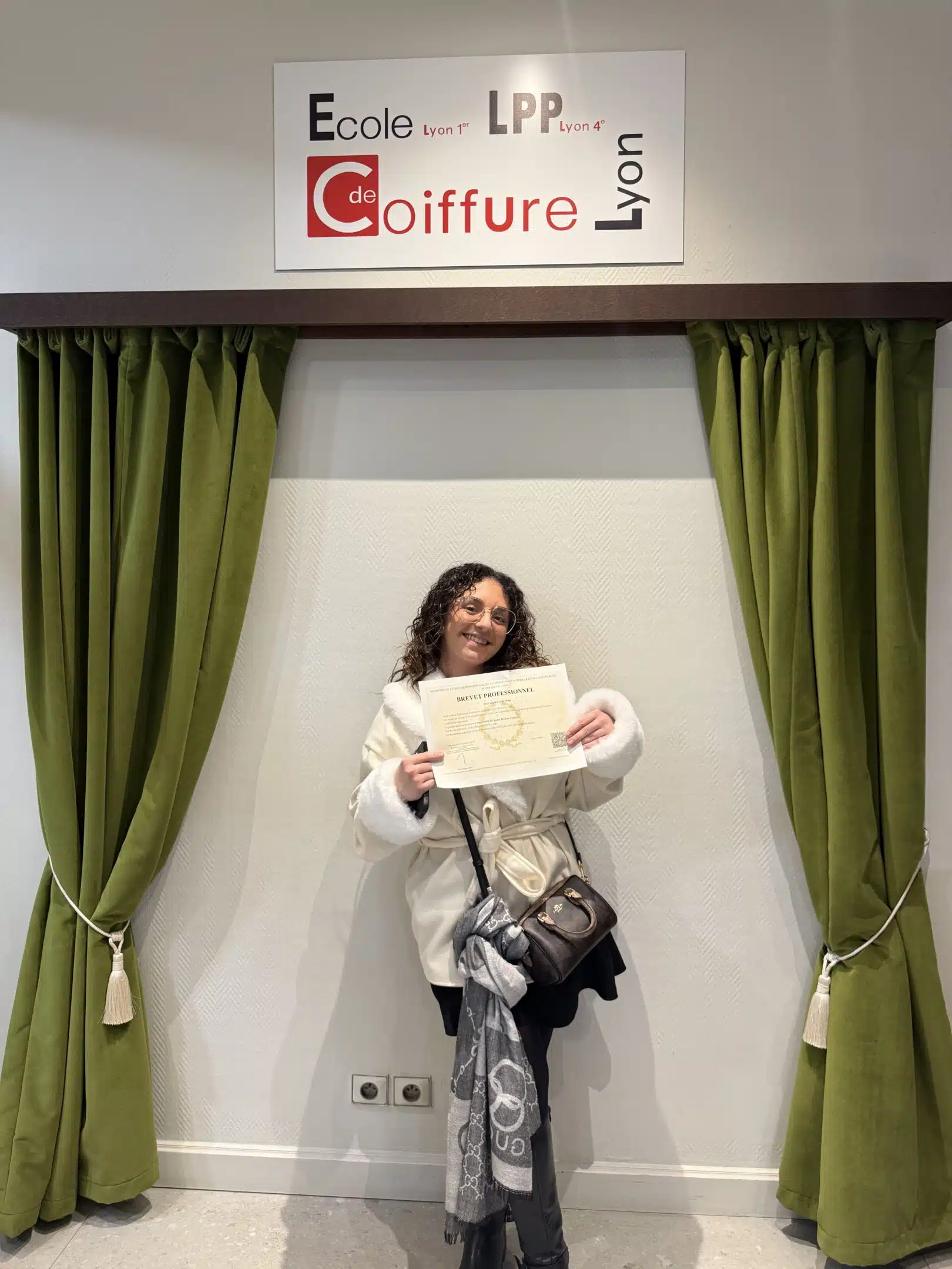 photo étudiante avec son diplôme