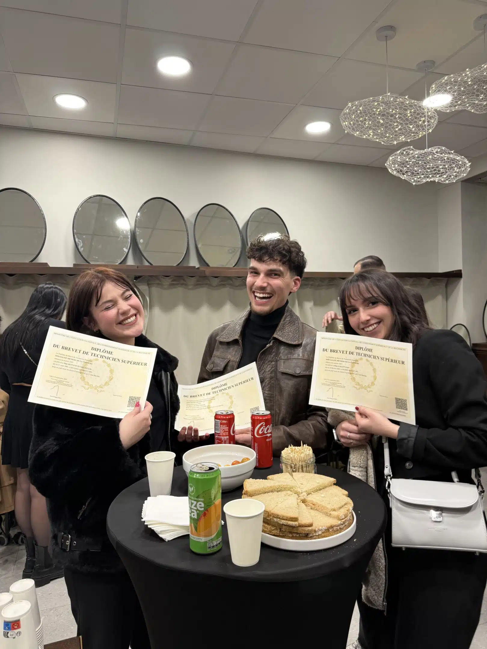 photo étudiants avec leurs diplômes