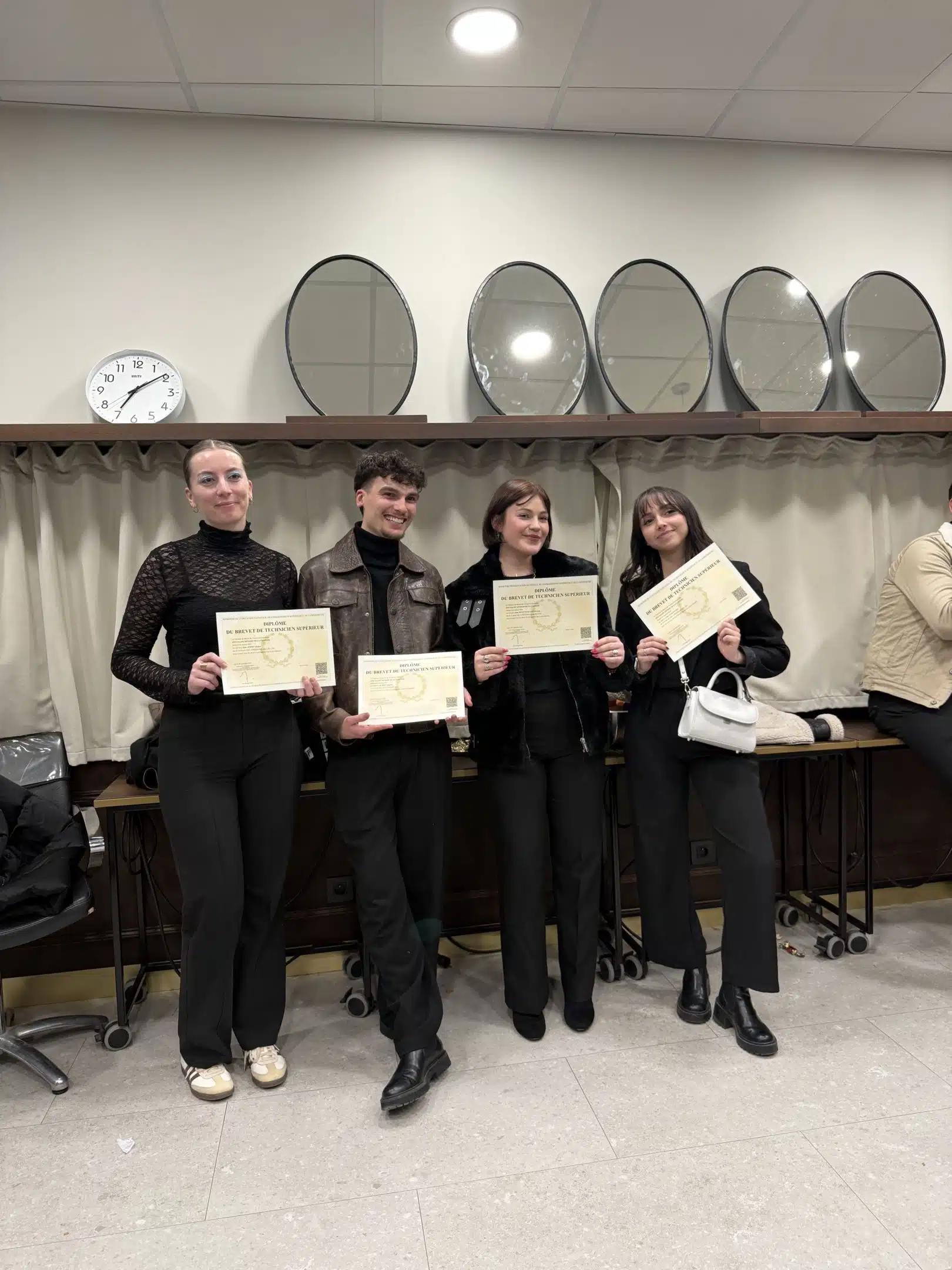 photo étudiants avec leurs diplômes